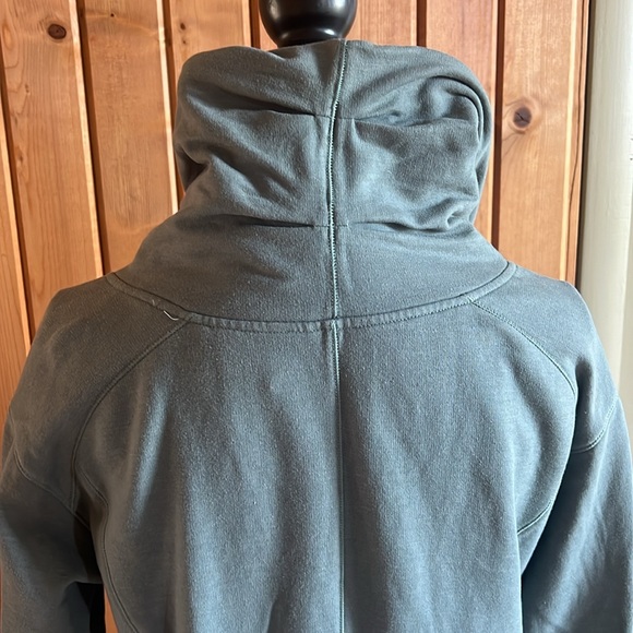 Asymmetrical Sweatshirt - Picture 5 of 7